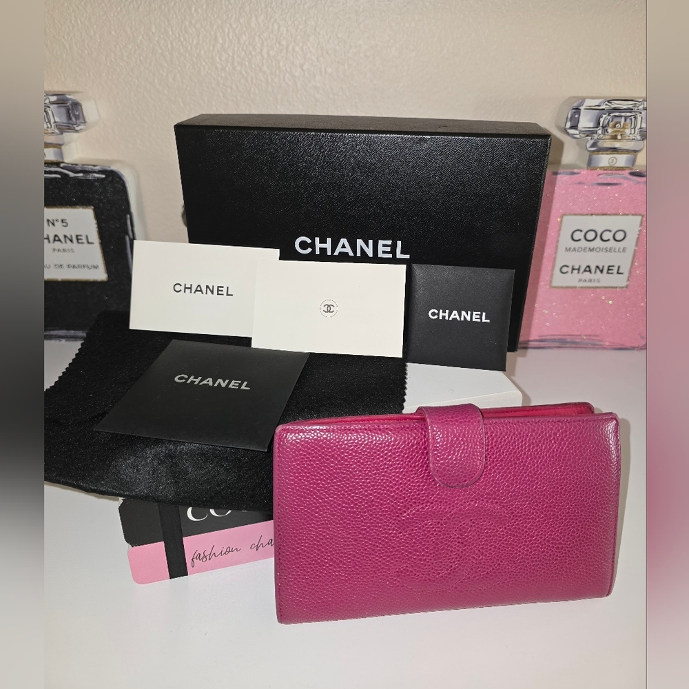 💯 Authentic Chanel Pink Caviar Leather Wallet with Iconic CC Logo🌸